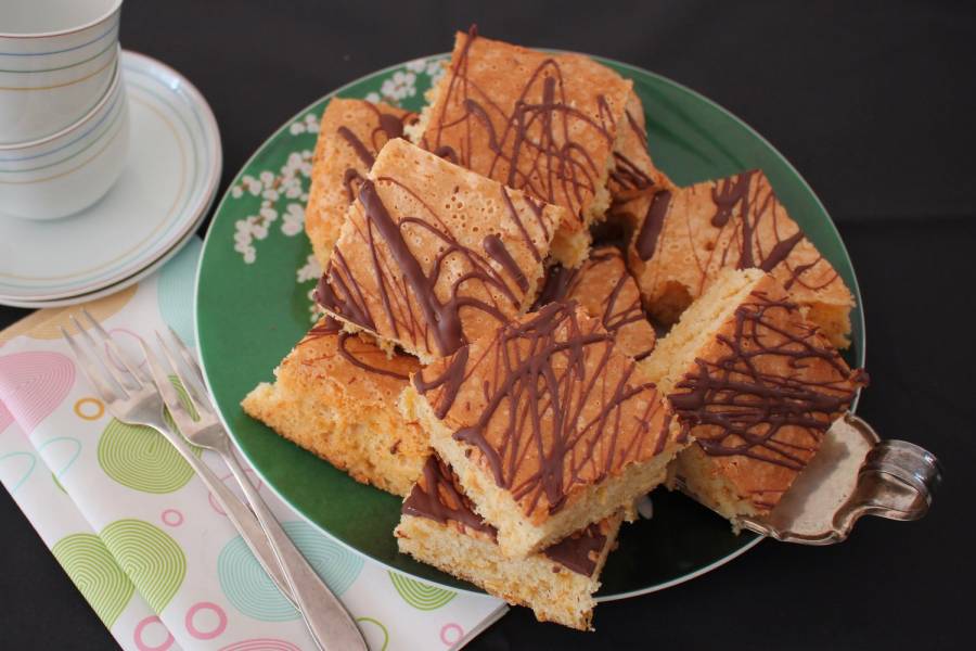 Ein Teller mit Stücken von Ringelblumen-Rührkuchen