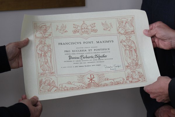 Die Urkunde zum päpstlichen Ehrenzeichen „Pro Ecclesia et Pontifice"