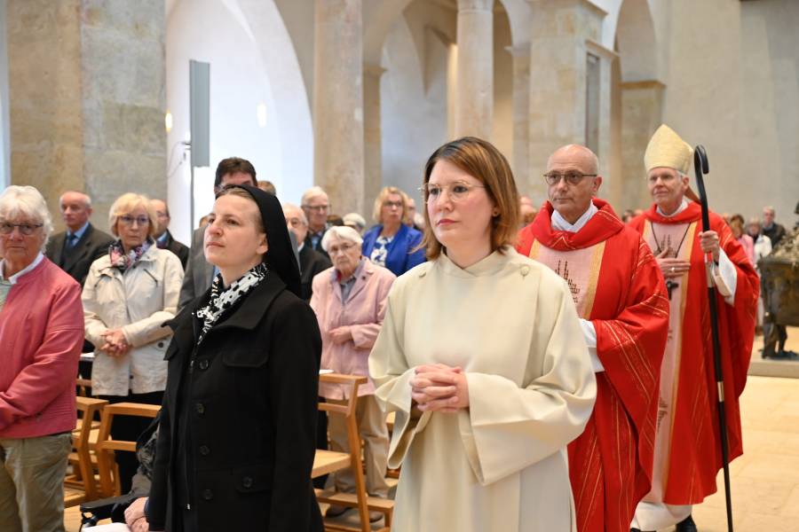 Der Abschluss-Gottesdienstes der Renovabis-Pfingstaktion 2023 wurde im Dom zu Hildesheim gefeiert. Vorne links Schwester Teodora Shulak aus der Ukraine, die die Lesung vortrug sowie Renovabis-Hauptgeschäftsführer Pfarrer Thomas Schwartz und Weihbischof Nikolaus Schwerdtfeger, der den Gottesdienst leitete.<br><small class="stackrow__imagesource">Quelle: Simon Korbella </small>