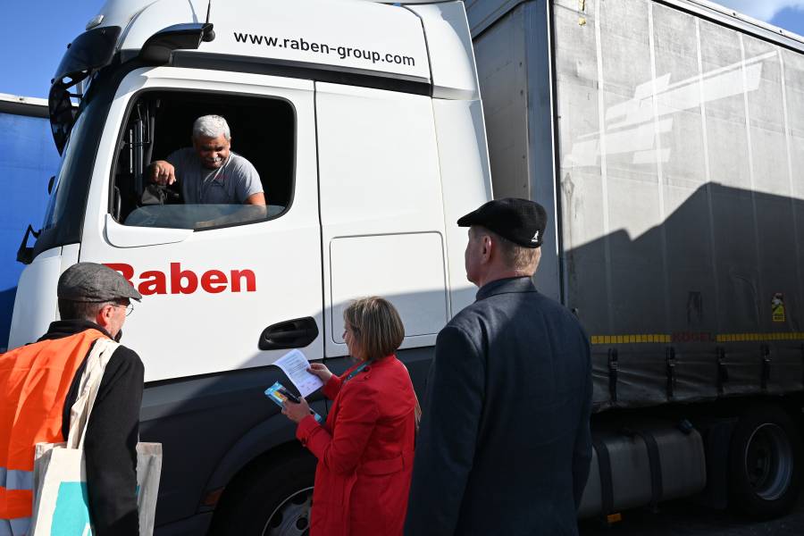 Große Überraschung für die Trucker an der Autobahnraststätte Zweidorfer Holz Süd: Renovabis-Mitarbeitende verteilten zusammen mit der Kolpingjugend, den Maltesern, dem Bistum Hildesheim und der Katholischen Polizeiseelsorge kleine Geschenke und luden zu Gesprächen, Abendessen und Reisesegen ein.<br><small class="stackrow__imagesource">Quelle: Thomas Schumann </small>