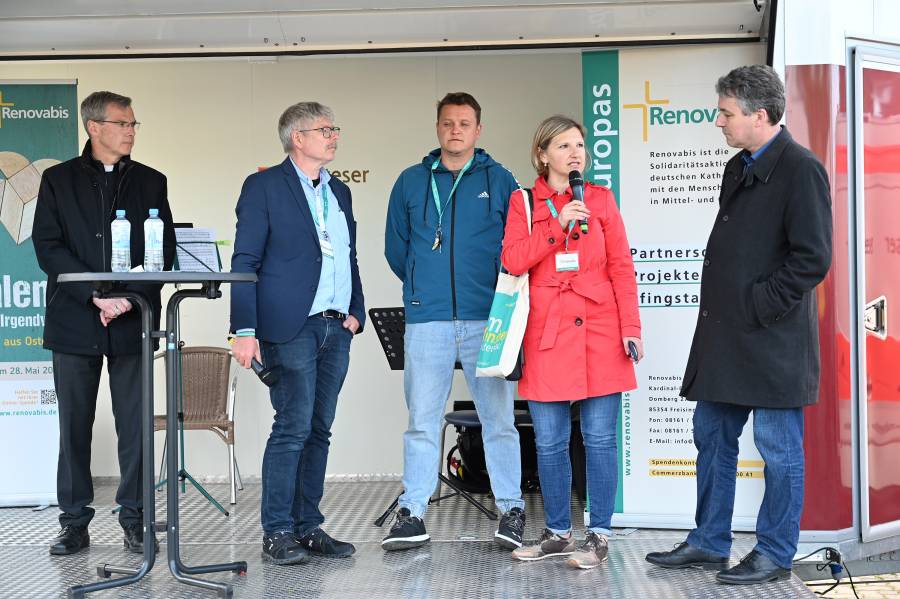 Auf dem Podium während der Veranstaltung für die Lastwagenfahrer und -fahrerinnen diskutierten Mitarbeitende von Renovabis mit den Truckern. Links Bischof Heiner Wilmer aus Hildesheim, rechts Renovabis-Geschäftsführer Markus Ingenlath.<br><small class="stackrow__imagesource">Quelle: Thomas Schumann </small>