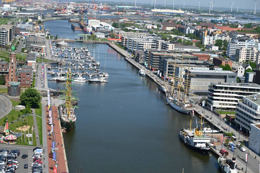 Blick über den Hafen von Bremerhaven. Rechts vorne der Dampfeisbrecher „Wal", wo fleißige Helferinnen und Helfer schon die Vorbereitungen für den Eröffnungs-Gottesdienst getroffen haben.<br><small class="stackrow__imagesource">Quelle: Thomas Schumann </small>