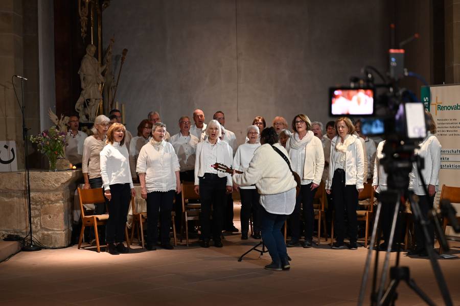 Der „Chor vom Berge", der in Marienrode die nächtiche Pfingstvigil stimmungsvoll umrahmte.<br><small class="stackrow__imagesource">Quelle: Simon Korbella </small>