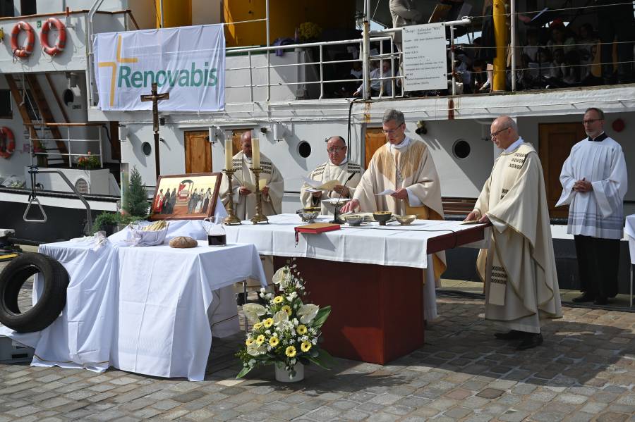 Festliche Stimmung beim Eröffnungsgottesdienst und dem anschließenden Empfang auf dem Dampfeisbrecher „Wal" in Bremerhaven.<br><small class="stackrow__imagesource">Quelle: Thomas Schumann </small>