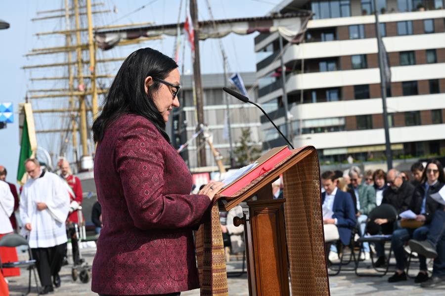 Jelena Mićović aus Serbien trug die Lesung vor. Bereits in den Tagen vor der offiziellen Eröffnung der Pfingstaktion war sie - ebenso wie weitere Gäste aus Osteuropa - im Bistum Hildesheim unterwegs, um über ihre Erfahrungen mit Arbeitsmigration zu berichten.<br><small class="stackrow__imagesource">Quelle: Thomas Schumann </small>