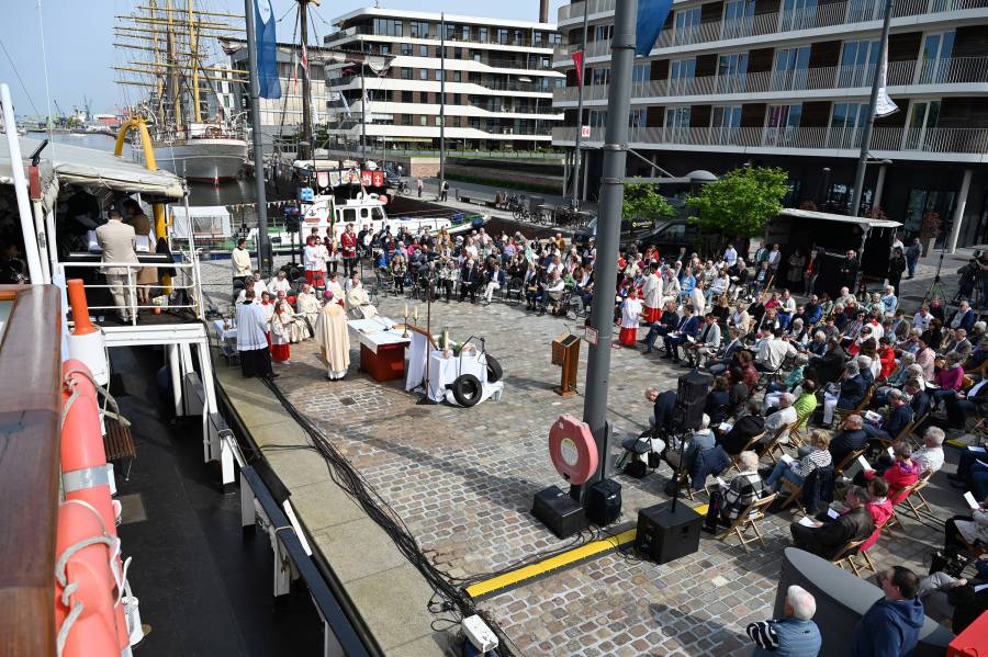 Der Eröffnungsgottesdienst in Bremerhaven war gut besucht - und er wurde live gestreamt, damit die Gläubigen bundesweit die Messe verfolgen konnten.<br><small class="stackrow__imagesource">Quelle: Thomas Schumann </small>