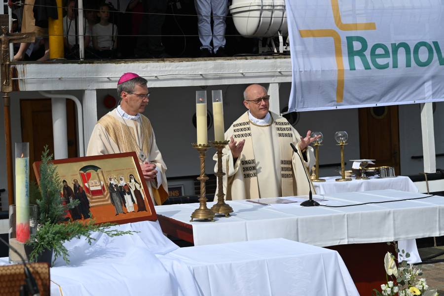 In Bremerhaven herrschte strahlender Sonnenschein, als Bischof Heiner Wilmer und Renovabis-Hauptgeschäftsführer Thomas Schwartz den Eröffnungsgottesdienst vor dem Dampfeisbrecher „Wal" feierten.<br><small class="stackrow__imagesource">Quelle: Thomas Schumann </small>