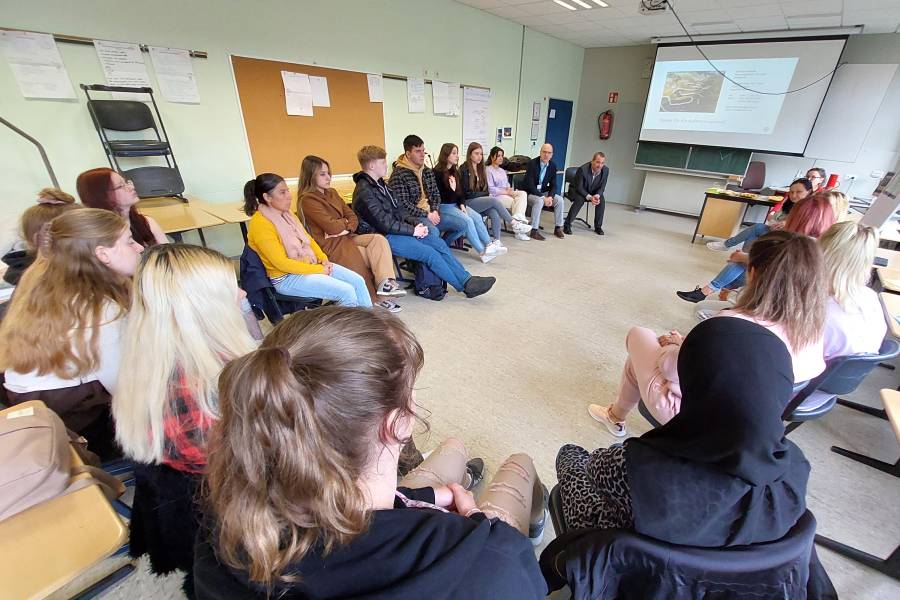 Ernste Mienen bei den Schülerinnen und Schülern der Hermann-Nohl-Schule in Hildesheim - kein Wunder angesichts des ernsten Themas: Die Renovabis-Gäste aus Osteuropa berichteten über die Folgen der Arbeitsmigration in den Herkunftsländern.<br><small class="stackrow__imagesource">Quelle: Dietmar Müßig </small>