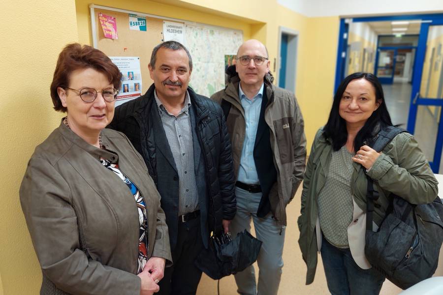 Schulbesuch in der Hermann-Nohl-Schule in Hildesheim - einer Schule für Schülerinnen und Schüler aus dem Pflegebereich. Von links: Die Schulleiterin Martina Reinhardt, András Márton von der Caritas Alba Iulia in Rumänien, Renovabis-Referent Thomas Müller-Boehr sowie Jelena Mićović von der Caritas Belgrad.<br><small class="stackrow__imagesource">Quelle: Dietmar Müßig </small>