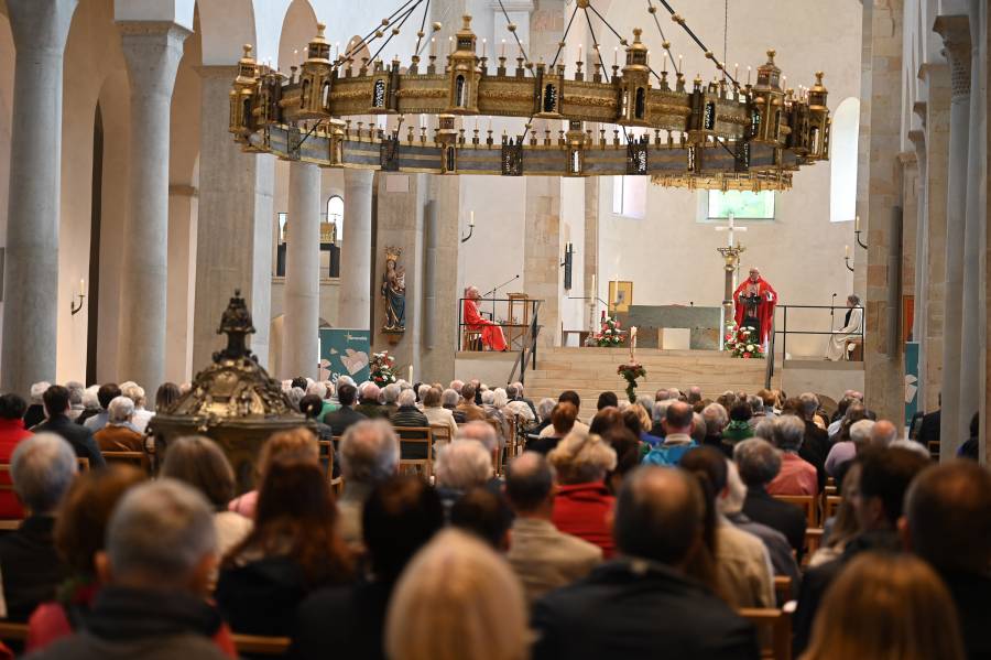 Blick in den gut besuchten Dom zu Hildesheim während des Abschluss-Gottesdienstes.<br><small class="stackrow__imagesource">Quelle: Simon Korbella </small>