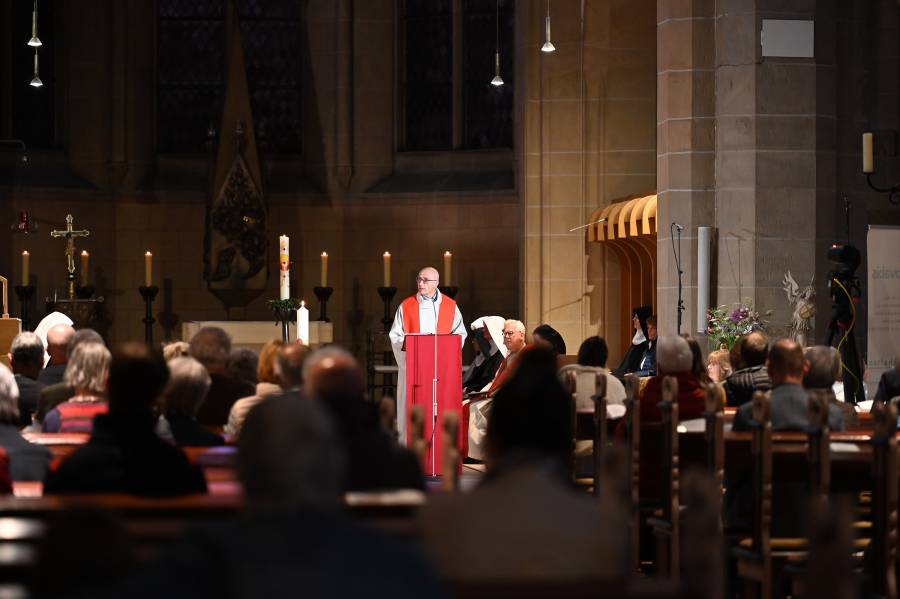 Eine ganz besondere Stimmung herrschte während der nächtichen Pfingstvigil am Vorabend des Pfingstfestes im Kloster Marienrode in Hildesheim. Renovabis hatte aus Anlass seines 30jährigen Bestehens zum gemeinsamen Gebet der Pfingstvigil eingeladen - als Gebetsbrücke mit Gläubigen im Osten Europas: in Bukarest, Lemberg, Warschau und Zagreb beteten die Menschen zeitgleich mit den Gästen in Marienrode.<br><small class="stackrow__imagesource">Quelle: Simon Korbella </small>