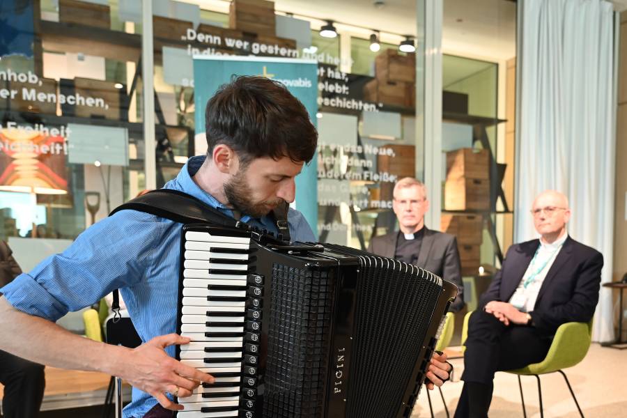 Ein musikalisches Highlight: Der Akkordeonspieler Dragan Ribić während seines Auftritts im Deutschen Auswandererhaus<br><small class="stackrow__imagesource">Quelle: Thomas Schumann </small>