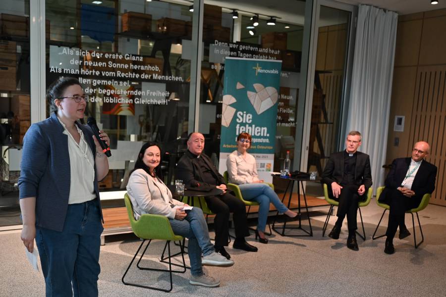 Der Gesprächsabend im Deutschen Auswandererhaus in Bremerhaven nahm vor allem die Ursachen und Folgen von Arbeitsmigration aus Osteuropa auf die Herkunftsländer in den Blick. Auf dem Podium von links nach rechts: Marie Günther vom Deutschen Auswandererhaus, Jelena Mićović, Caritas Belgrad, Bischof Dodë Gjergji (Diözese Prizren-Pristina/Kosovo), die Moderatorin Nina Krinke sowie Bischof Heiner Wilmer und Renovabis-Hauptgeschäftsführer Thomas Schwartz.<br><small class="stackrow__imagesource">Quelle: Thomas Schumann </small>