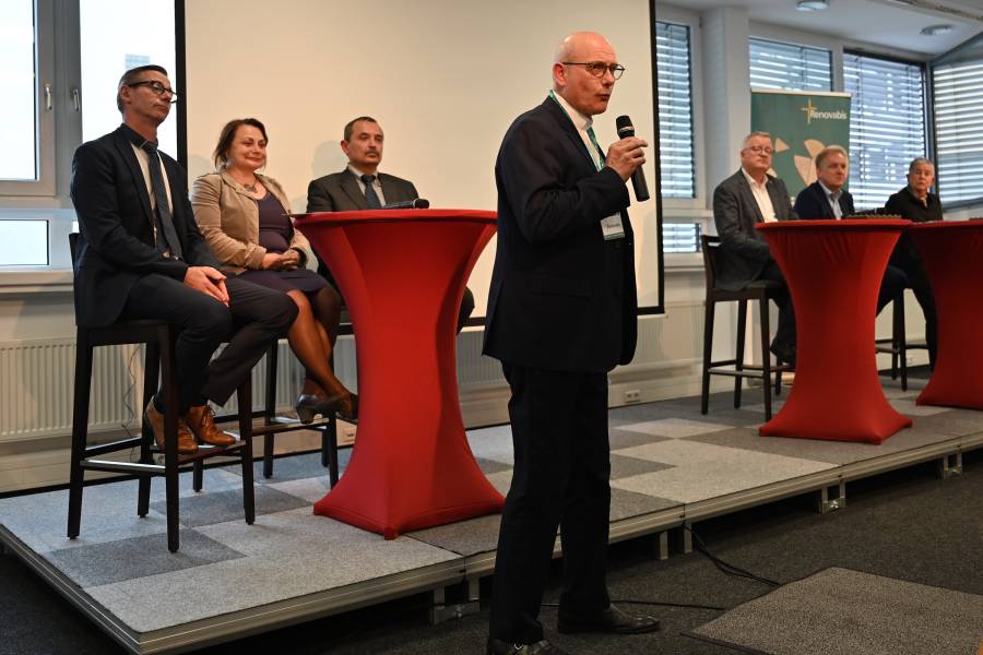 Renovabis-Hauptgeschäftsführer Pfarrer Thomas Schwartz während der Podiumsdiskussion in Hannover. Ganz rechts ZdK-Präsidentein Irme Stetter-Karp, neben ihr Stephan Eirich, Bundespräses der Katholischen Arbeitnehmerbewegung (KAB) sowie Volker Meyer, Mitglied des Niedersächsischen Landtags (Ausschuss für Arbeit und Soziales).<br><small class="stackrow__imagesource">Quelle: Thomas Schumann </small>