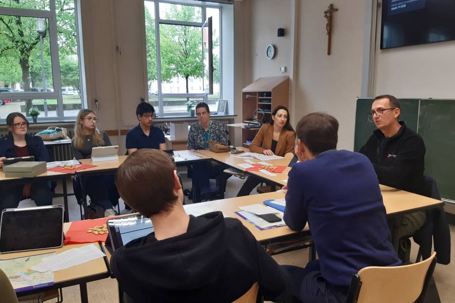 Schulbesuch im Mariano-Josephinum-Gymnasium in Hildesheim mit Gästen aus Osteuropa: Julian Jana, der Koordinator des Projekts „YourJob" in Albanien sowie die ehemalige Teilnehmerin Marija Trubajić, die jetzt ein Start-up in Bosnien und Herzegowina betreibt.<br><small class="stackrow__imagesource">Quelle: Thomas Schumann </small>