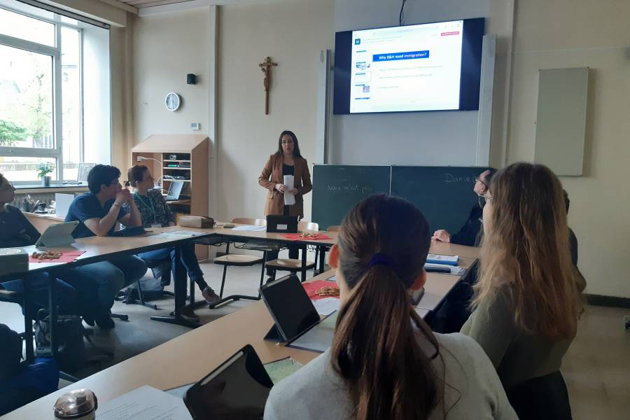 Marija Trubajić während ihrer Präsentation im Mariano-Josephinum-Gymnasium in Hildesheim<br><small class="stackrow__imagesource">Quelle: Thomas Schumann </small>