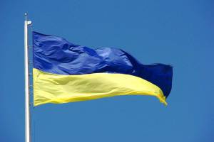 Flagge der Ukraine vor blauem Himmel