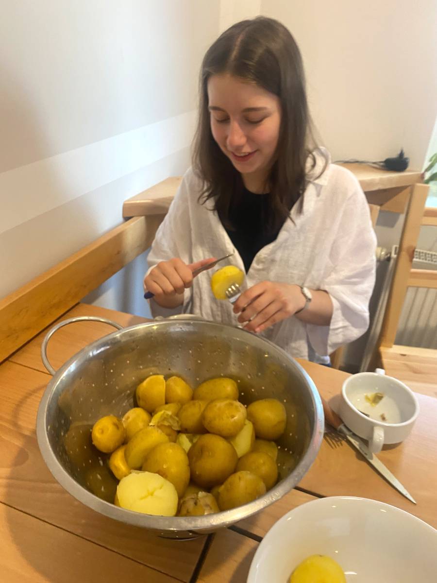 Junge Frau schält Kartoffeln