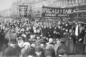 Demonstration von Fabrikarbeitern in Petrograd (heute St. Petersburg) 1917