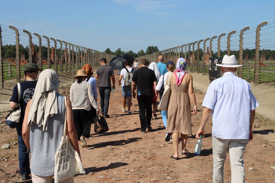 Eine Gruppe von Männern und Frauen in Auschwitz-Birkenau