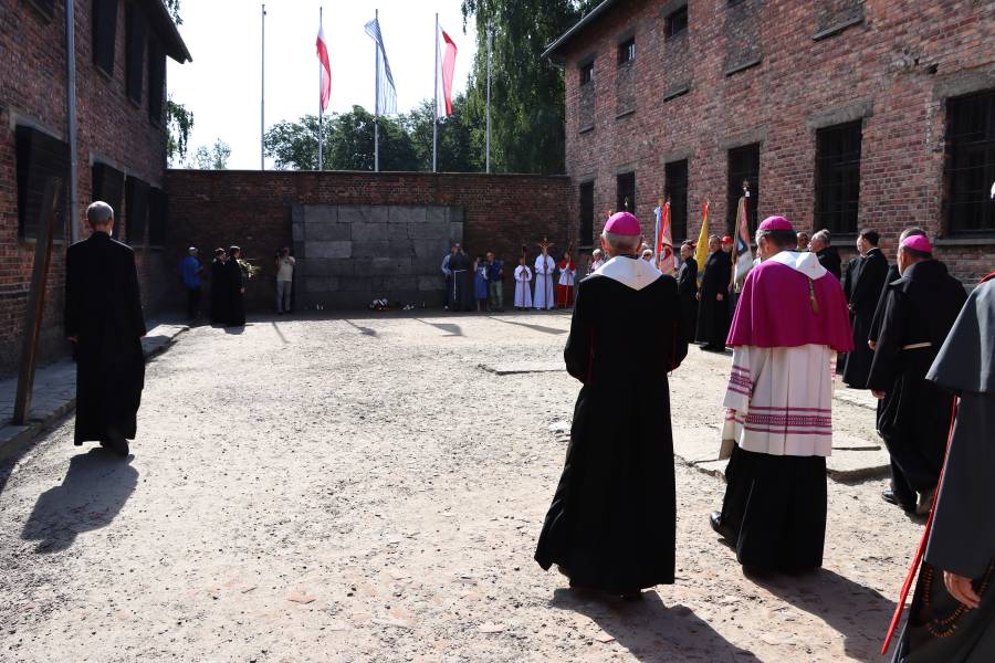 Der originalgetreue Nachbau der „Schwarzen Wand" im Stammlager Auschwitz