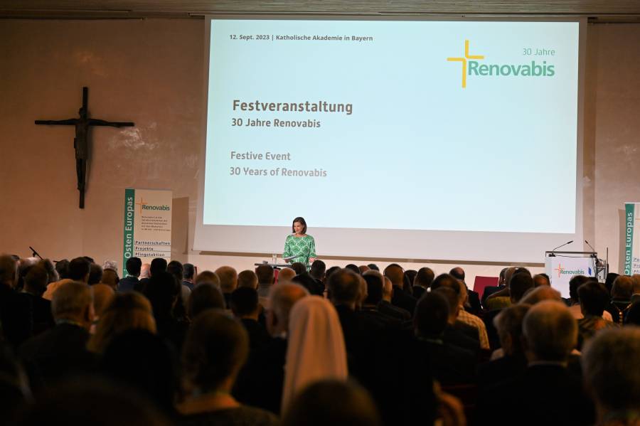 Mit gut 300 Teilnehmerinnen und Teilnehmern war der Veranstaltungssaal in der Katholischen Akademie in München voll besetzt.<br><small class="stackrow__imagesource">Quelle: Renovabis </small>