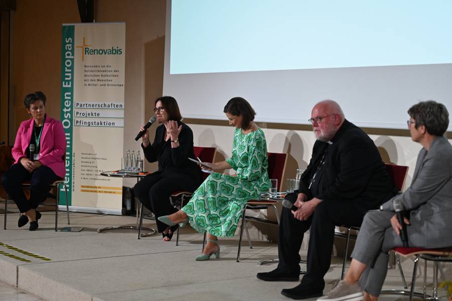 Gesprächsrunde mit Prof. Dr. Klara-Antonia Csiszar, Pastoraltheologin an der KU Linz und ehem. Renovabis-Stipendiatin, Bundesministerin a. D. Annegret Kramp-Karrenbauer, Sprecherin ZdK-Sachausschuss "Nachhaltige Entwicklung und globale Verantwortung", Erzbischof Reinhard Kardinal Marx und Dr. Irina Scherbakowa.<br><small class="stackrow__imagesource">Quelle: Renovabis </small>