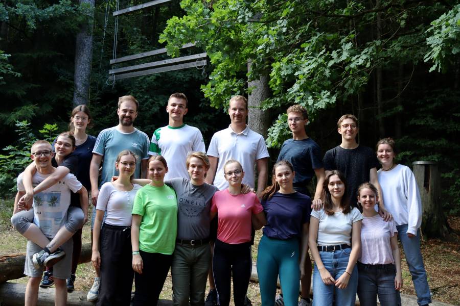 Gruppenfoto von jungen Frauen und Männern im Wald