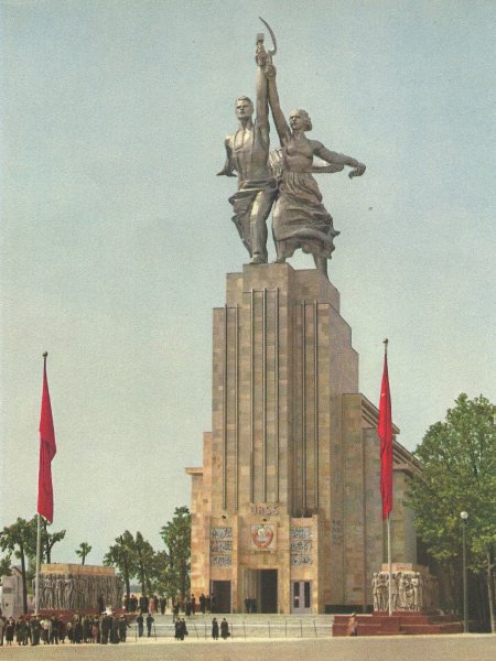 Russischer Pavillion mit Kolchosbäuerin (in der Hand die Sichel) und Arbeiter (in der Hand den Hammer) auf der Weltausstellung in Paris 1937