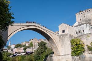 Als Zeichen der Versöhnung wurde die Stari Most, die Alte Brücke in Mostar, nach dem Krieg wieder aufgebaut – es ist bis heute beim reinen Symbol geblieben. Mostar wird auch die „geteilte Stadt“ gennant – im Westen lebt eine kroatische Mehrheit, im Osten leben die Muslime.