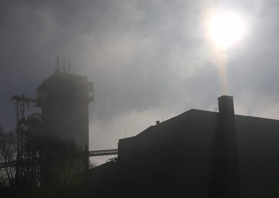 Fabrik im Nebel