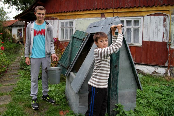 Zwei Kinder spielen im Garten