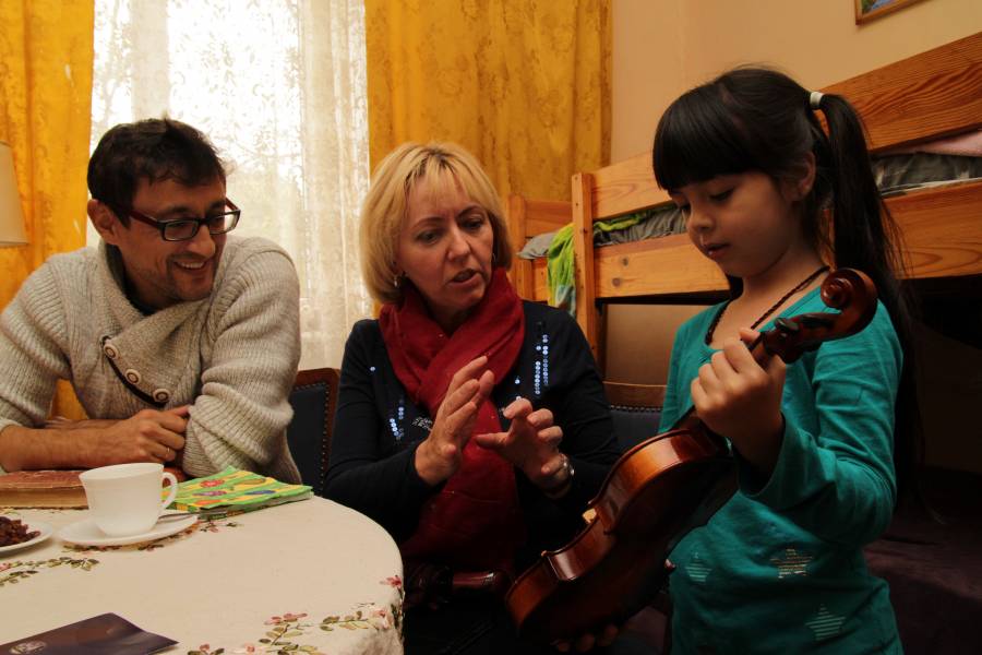 Eltern mit Kind mit Geige