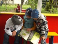 Kinder lesen gemeinsam