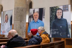 Die Ausstellung ist bis zum 23. März von 9 Uhr bis 18 Uhr in der St.-Jakobi-Kirche zu sehen. Zur offiziellen Eröffnung der Pfingstaktion des Hilfswerks, die am Sonntag, 5. Mai, in Münster stellvertretend für alle Diözesen eröffnet wird, wird die Ausstellung in der münsterschen Überwasserkirche aufgebaut, bevor sie weiter wandert zum Katholikentag in Erfurt und anschließend in weitere Bistümer.