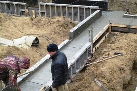 Zwei Bauarbeiter arbeiten an den Fundamenten für die Kirche in Berdsk.
