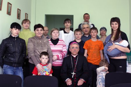 Gruppenbild der Gemeinde in Berdsk mit Bischof Joseph Wert SJ