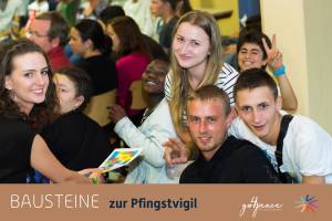 Nahaufnahme einer Gruppe lachender, zugewandter junger Menschen mit Text: Bausteine zur Pfingstvigil