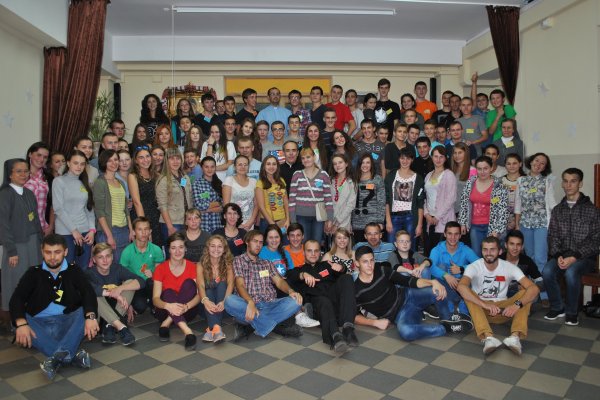 Gruppenbild mit jungen Menschen aus den Projekten der Salesianer in Lviv.