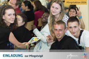 Nahaufnahme einer Gruppe lachender, zugewandter junger Menschen mit Text: Einladung zur Pfingstvigil