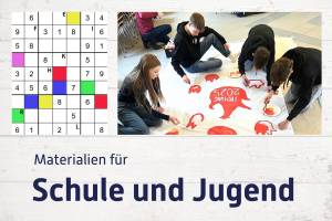 Auf einem Bild dsind vier Jugendliche zu sehen, die auf dem Boden eines hellen Raumes sitzen und eine große weißes Fahne bemalen. Mit roter Farbe gestalten sie verschiedene Symbole und schreiben mittig das Wort „FIRMUNG 2025“ in eine Sprechblase. Die Jugendlichen wirken konzentriert und engagiert. Links daneben ist ein buntes Sudoku-Rätsel eingeblendet, in dem einzelne Felder farbig markiert und mit Buchstaben versehen sind. Darunter steht in blauer Schrift: „Materialien für Schule und Jugend“.
