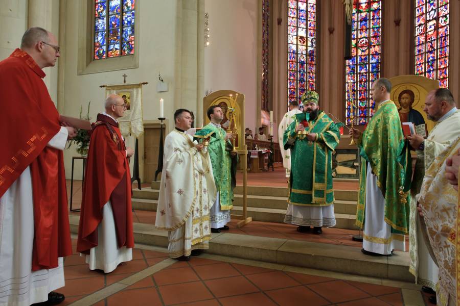 Zelebranten des Gottesdienstes im byzantinischen Ritus waren u. a. Weihbischof Dr. Stefan Zekorn (Bistum Münster), Weihbischof Petro Losa (Bistum Sokal-Zhovkva, Ukraine), der Seelsorger für die rumänische Gemeinde in Münster, Alexandru Dragos, und Renovabis-Hauptgeschäftsführer Prof. Dr. Thomas Schwartz.<br><small class="stackrow__imagesource">Quelle: Yaroslav Tsytsyura </small>