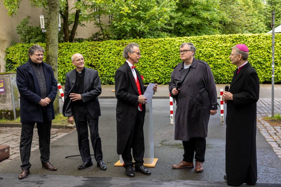 Gesprächsrunde auf dem Friedenspicknick auf dem Domplatz zum Thema Frieden (v.l.) Bürgermeister Klaus Rosenau, Prof. Dr. Thomas Schwartz (Hauptgeschäftsführer Renovabis), Moderator und Pantomime Christoph Gilsbach, Dr. Jürgen Strötz von Renovabis und Weihbischof und Bischöflicher Beauftragter für die Weltkirche, Dr. Stefan Zekorn.<br><small class="stackrow__imagesource">Quelle: Bischöfliche Pressestelle/Achim Pohl </small>
