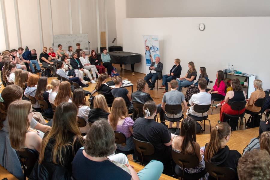 Prof. Oleh Turij aus der Ukraine und Prof. Regina Elsner von der Universität Münster (von links) diskutierten mit den Jugendlichen der Friedensschule Münster über „Friedliche Lösungen für den Ukraine-Krieg“.<br><small class="stackrow__imagesource">Quelle: Bischöfliche Pressestelle/Ann-Christin Ladermann </small>
