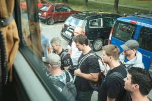 Arbeiter steigen ein, in den Pendlerbus von Strakonice nach Aicha vorm Wald