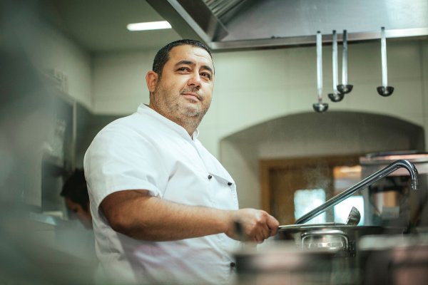 Robert Rapac arbeitet als Chefkoch im bayrischen Grenzort Bärnau. Nach Deutschland ziehen will er trotzdem nicht, er hätte sich an das Pendeln gewöhnt.