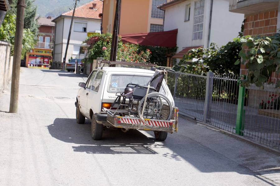 Auto mit Aufsatz zum Transport eines Rollstuhls in Ohrid, Mazedonien.
