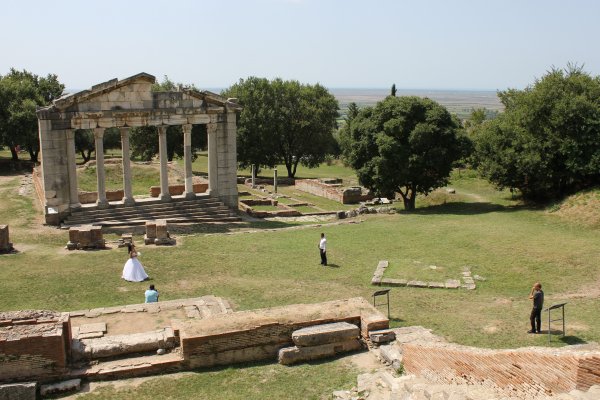 Blick auf den zentralen antiken Versammlungsplatz, die Agora von Apollonia