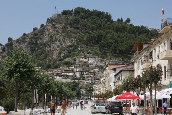 Blick von der Promenade auf die Altstadt von Berat.