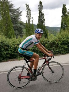 Christoph Fuhrbach auf dem Rennrad im Renovabis-Trikot